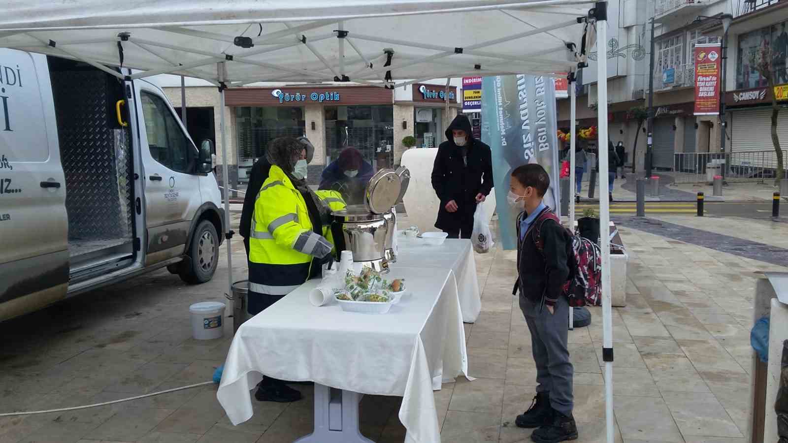 GÜNE BÜYÜKŞEHİRİN SICAK ÇORBA İKRAMIYLA BAŞLIYORLAR